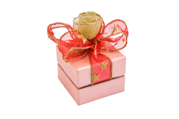 粉色礼盒与金色和红色丝带蝴蝶结，孤立在白色背景与剪裁路径图片下载