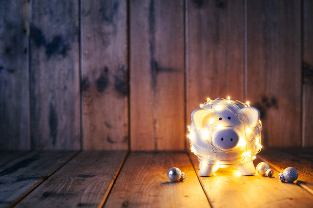 圣诞灯小猪银行-木头老背景素材图片