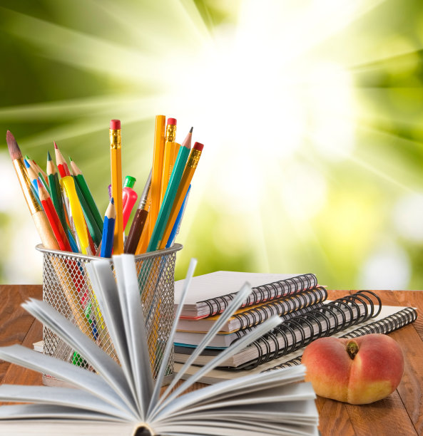 笔记本，书和文具的图片特写图片下载