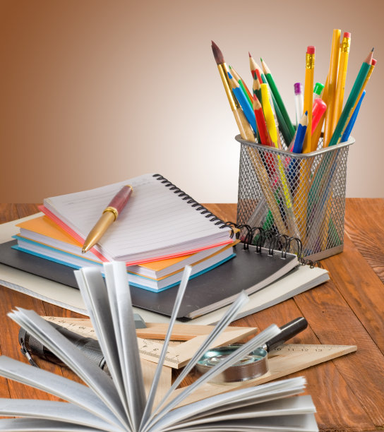 笔记本，书和文具的图片特写图片下载