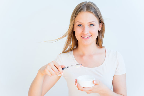 女孩刷牙图片下载