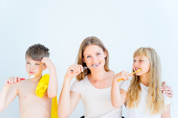 家庭刷牙图片下载