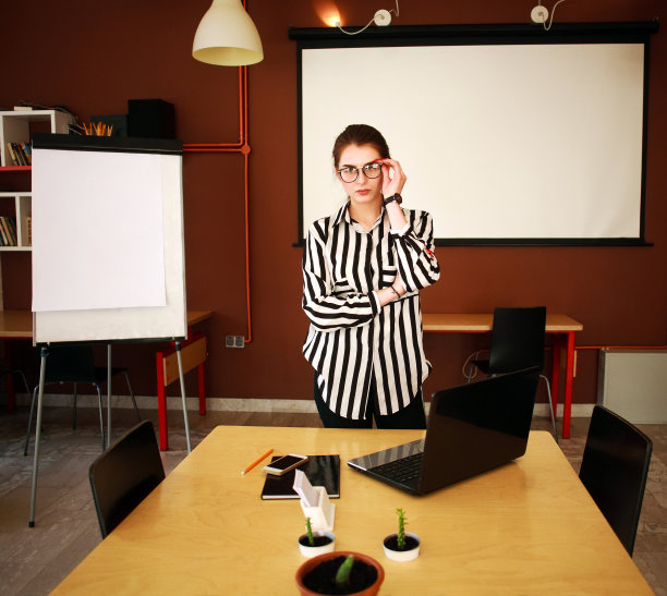 女商人站在办公室里，白板在会议室里展示图片下载