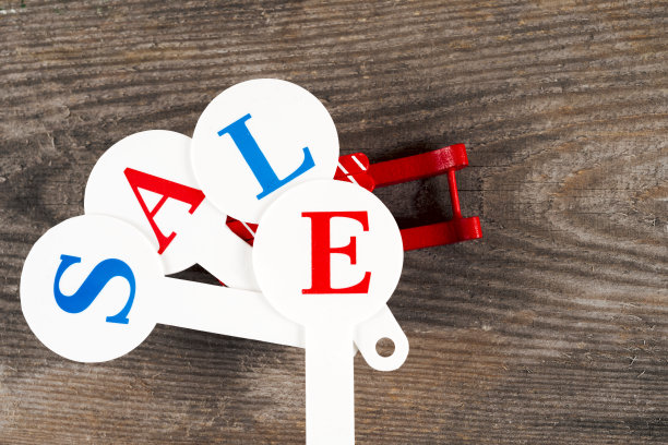 圣诞节销售购物。装满礼品盒的红色雪橇图片下载