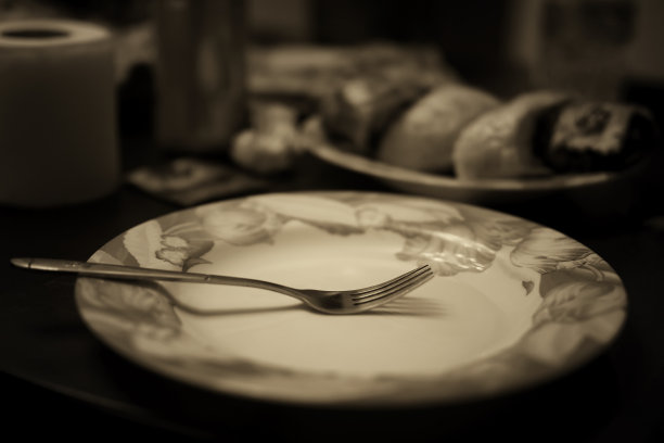 调叉在盘子单色图片下载