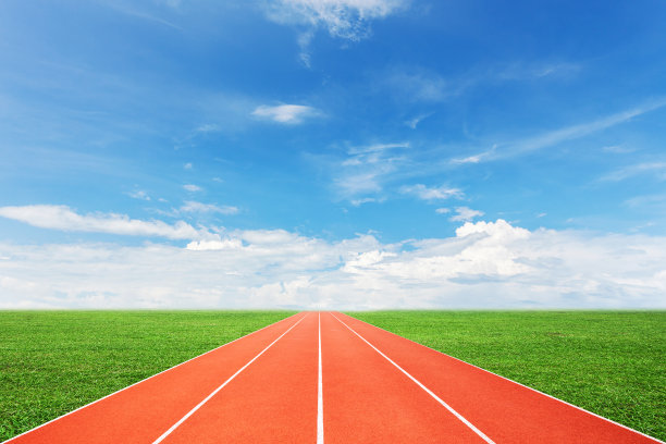 绿草蓝天白云的跑道。图片下载