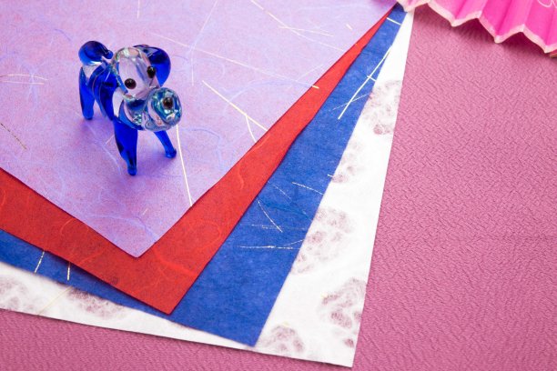 新年形象“玻璃狗”图片下载