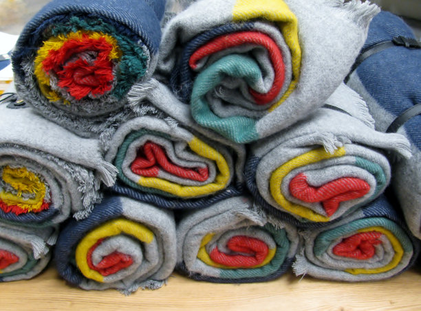 一堆卷起的羊毛毯子图片下载