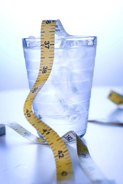 一杯冰水，用卷尺测量图片下载