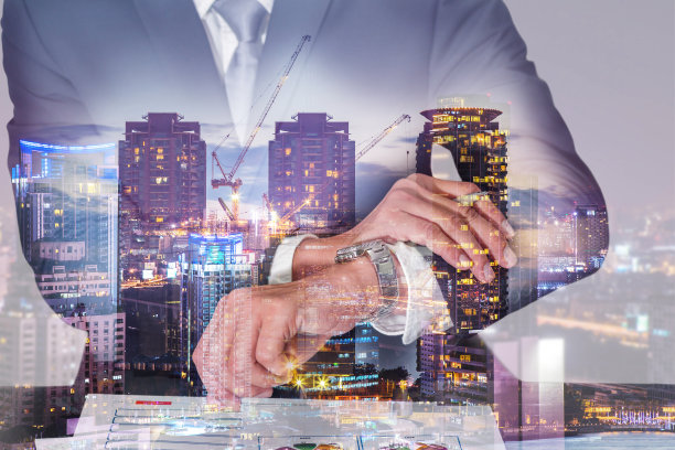 双重曝光商人看表、建筑起重机、建筑、城市和城市在黄昏或夜晚作为工业、约会和经营理念。图片下载