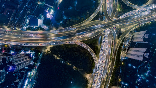 公路立交桥夜间鸟瞰图图片下载