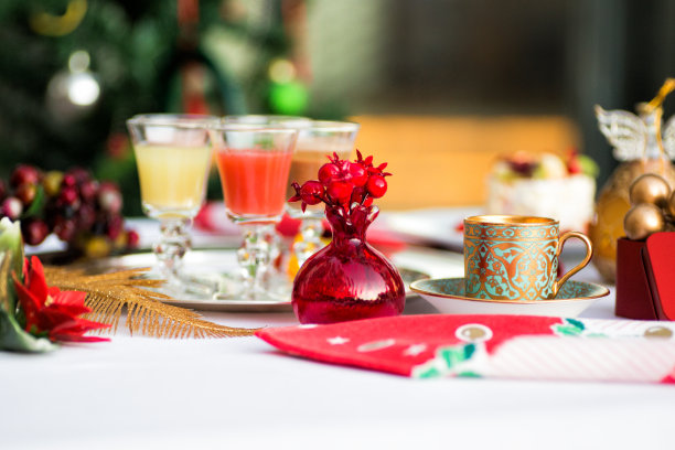 典雅的餐桌摆设圣诞装饰图片下载