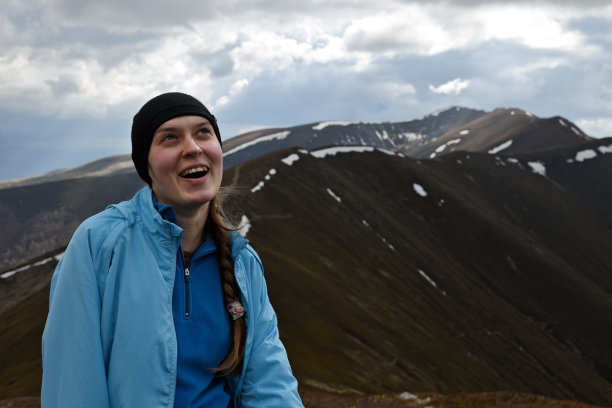 快乐的女孩在山脉的背景图片下载