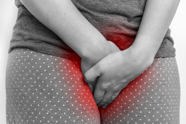 有尿失禁问题的女人抓着她的胯部图片下载