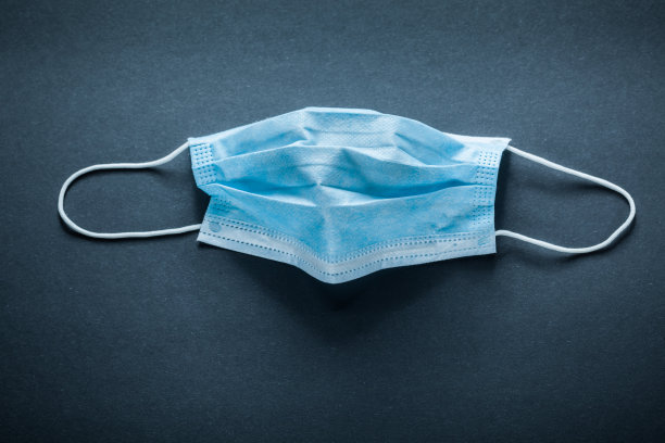 黑色背景上的一次性医用口罩素材图片