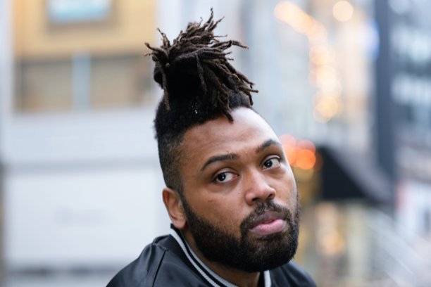 古怪的年轻人图片下载