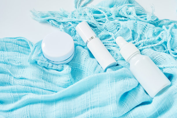 护肤产品成分，白色背景空白标签包装。天然美容产品的概念。图片下载