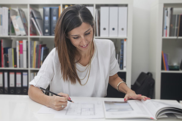 办公室里的女人图片下载