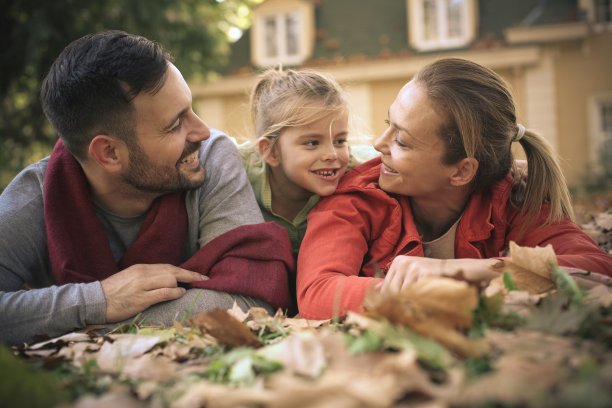 马瑟和父亲带着小女孩躺在后院的地上。图片下载