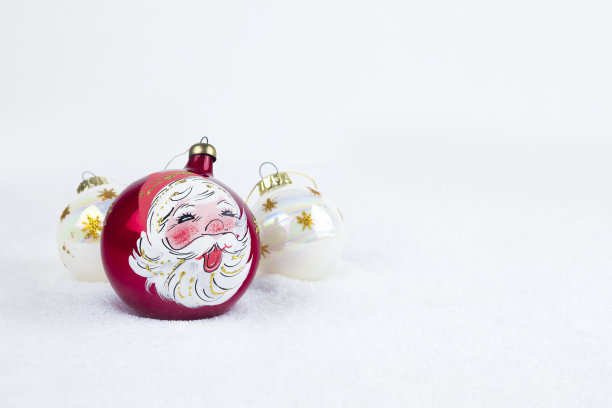 一组彩色的圣诞球与画在白色的雪背景上的圣诞老人图片下载