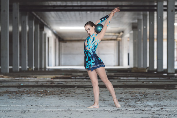 深色金发的女孩在练习艺术体操图片下载