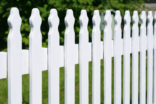白色的栅栏。图片下载
