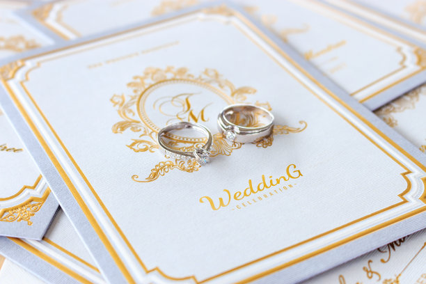 婚卡上的戒指，背景上有软焦点和过光图片下载