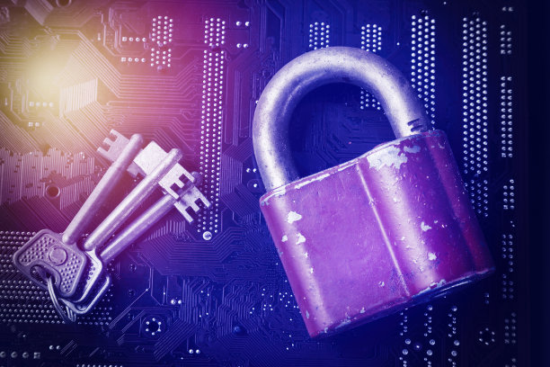 电脑主板上的钥匙挂锁。互联网数据隐私信息安全加密算法概念。蓝色的图片图片下载