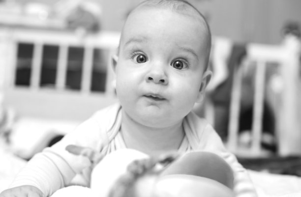 家里可爱女婴的画像图片下载