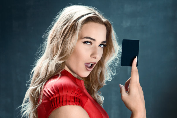 美丽的女人显示空的黑卡与拷贝空间图片下载