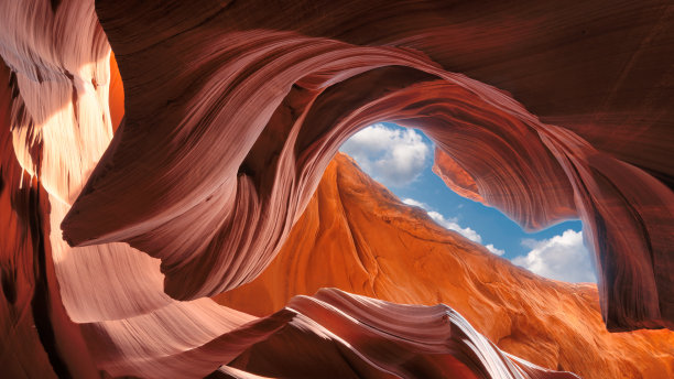 亚利桑那州羚羊槽峡谷上空的蓝天图片下载