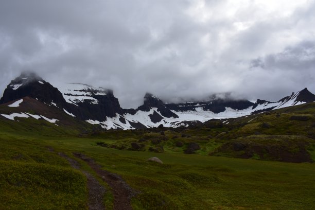 冰岛东部Storurd徒步旅行上的Dyrfjoll山脉图片下载