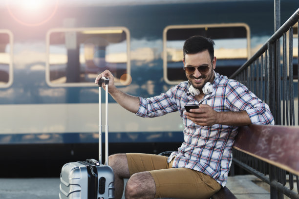 一个人在火车站图片下载