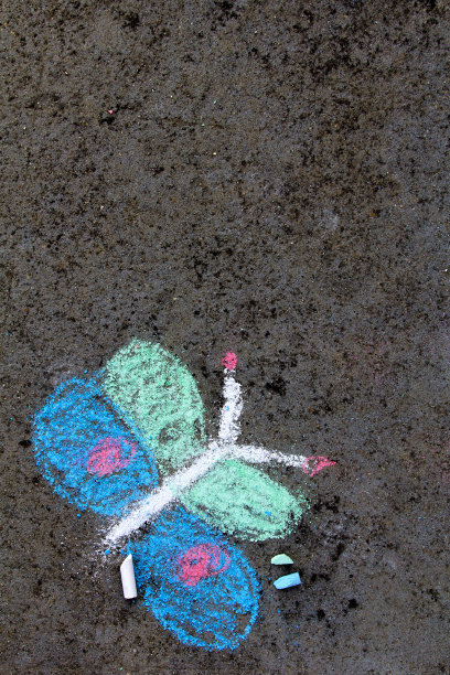 彩色粉笔画在沥青上:美丽的蝴蝶图片下载