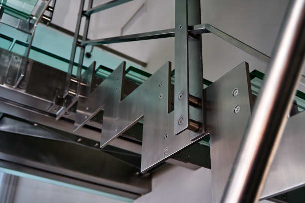 带有玻璃台阶的金属楼梯图片下载