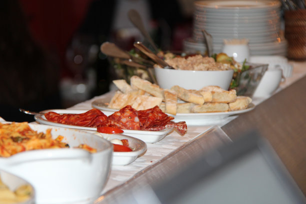 餐馆里的意大利开胃菜图片下载