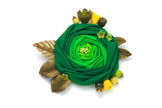 用布做成的绿色花朵形状的小手工胸针图片下载