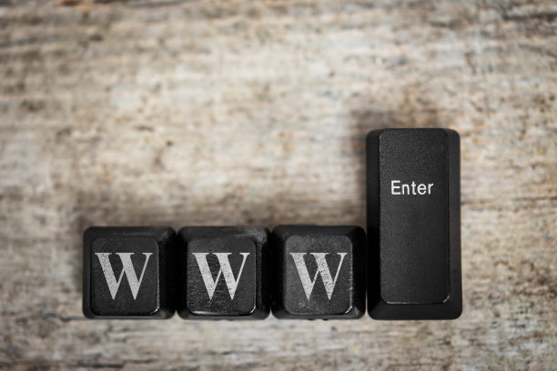 木桌上的键盘上写着www，万维网，互联网的概念图片下载