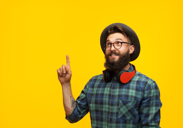 年轻人指着橙色素材图片