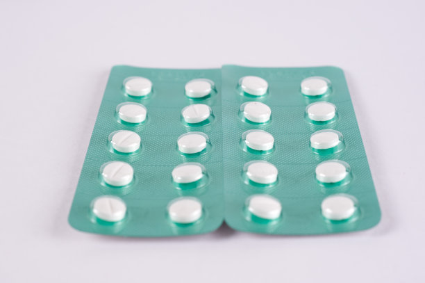 不同的药物。药片，泡罩包装的药片。药物的药物。药丸在白色的背景。医药治疗。卫生保健的照片。图片下载