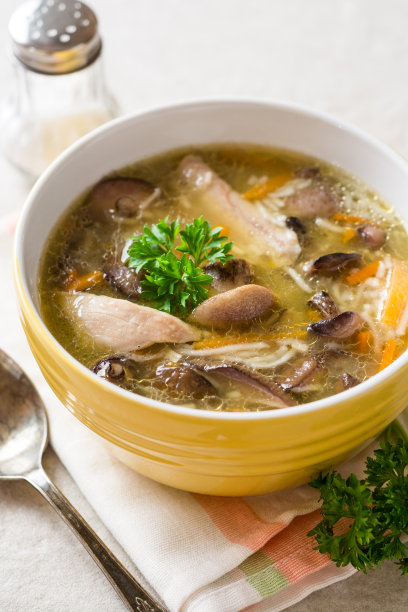 蘑菇鸡汤和面条碗在灰色的石头背景图片下载