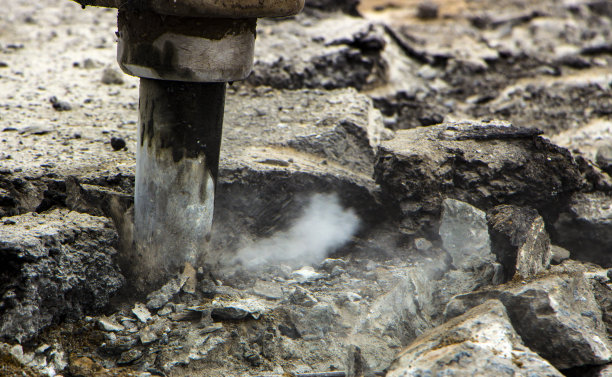 挖掘机破碎钻孔修补混凝土路面图片下载