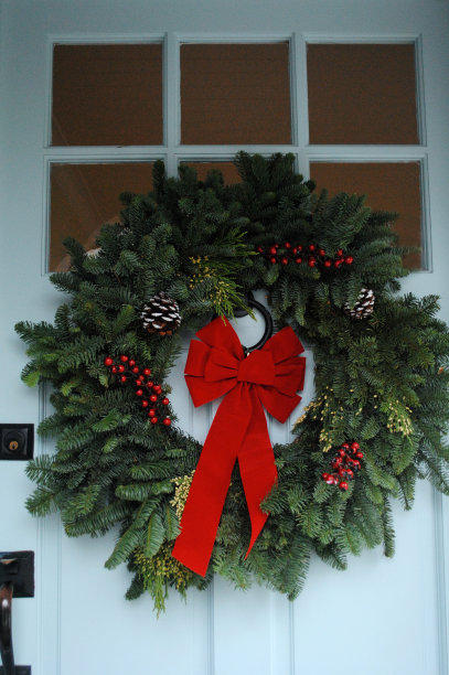 蓝色的门上挂着圣诞花环图片下载