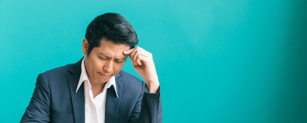 一个有问题的年轻商人把手放在头上。全景横幅。复古效果风格的图片。图片下载