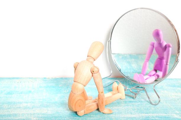 木人完形于镜前图片下载