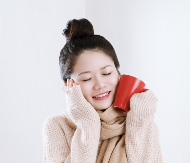 闭着眼睛笑的女人。可爱的女孩微笑图片下载