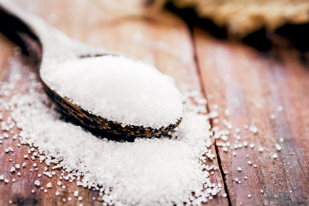 木桌上放糖素材图片