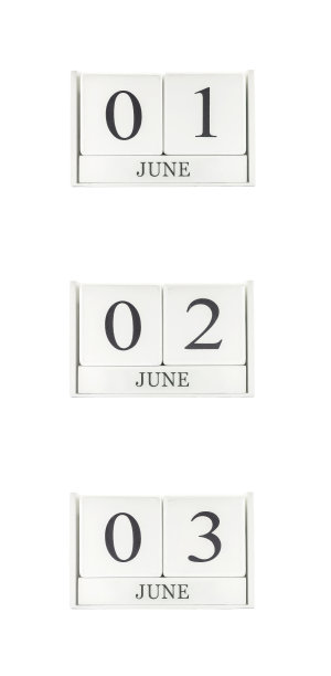 特写组白木历用黑色1个6月、2个6月、3个6月字，三个日期日历孤立在白色背景上图片下载