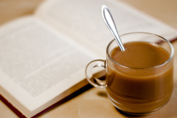 一杯咖啡和一本书图片下载