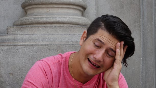 哭泣的男人图片下载